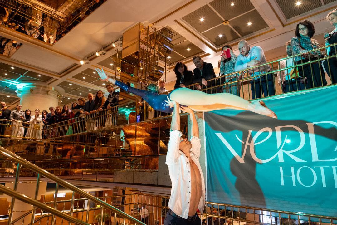 Verdi Hotel – Párová. Acro Show, Kristina Holánková, profesionální vzdušná akrobacie, Praha.