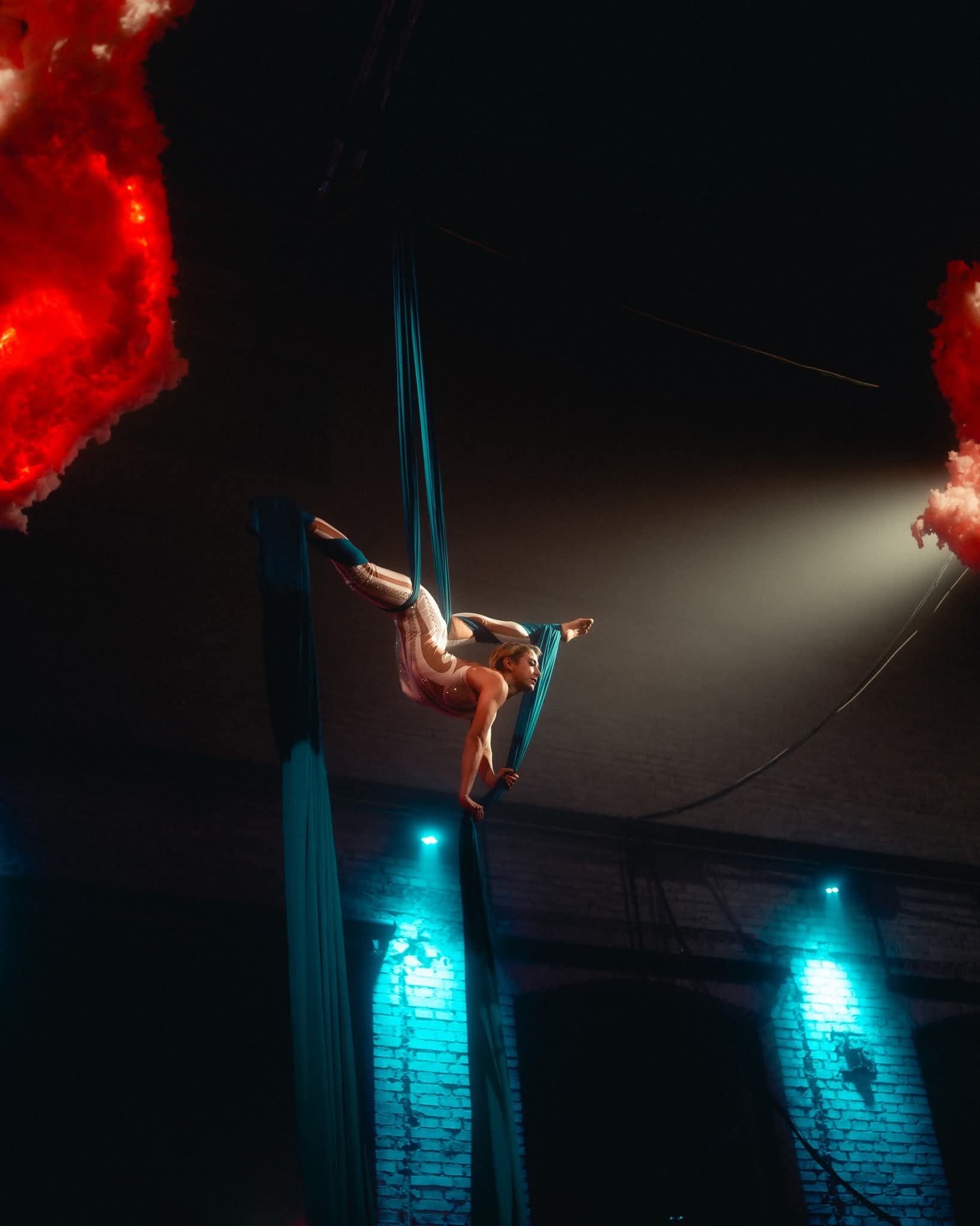 Inverze na šále mezi ohnivými efekty – Šála. Acro Show, Kristina Holánková, profesionální vzdušná akrobacie, Praha.