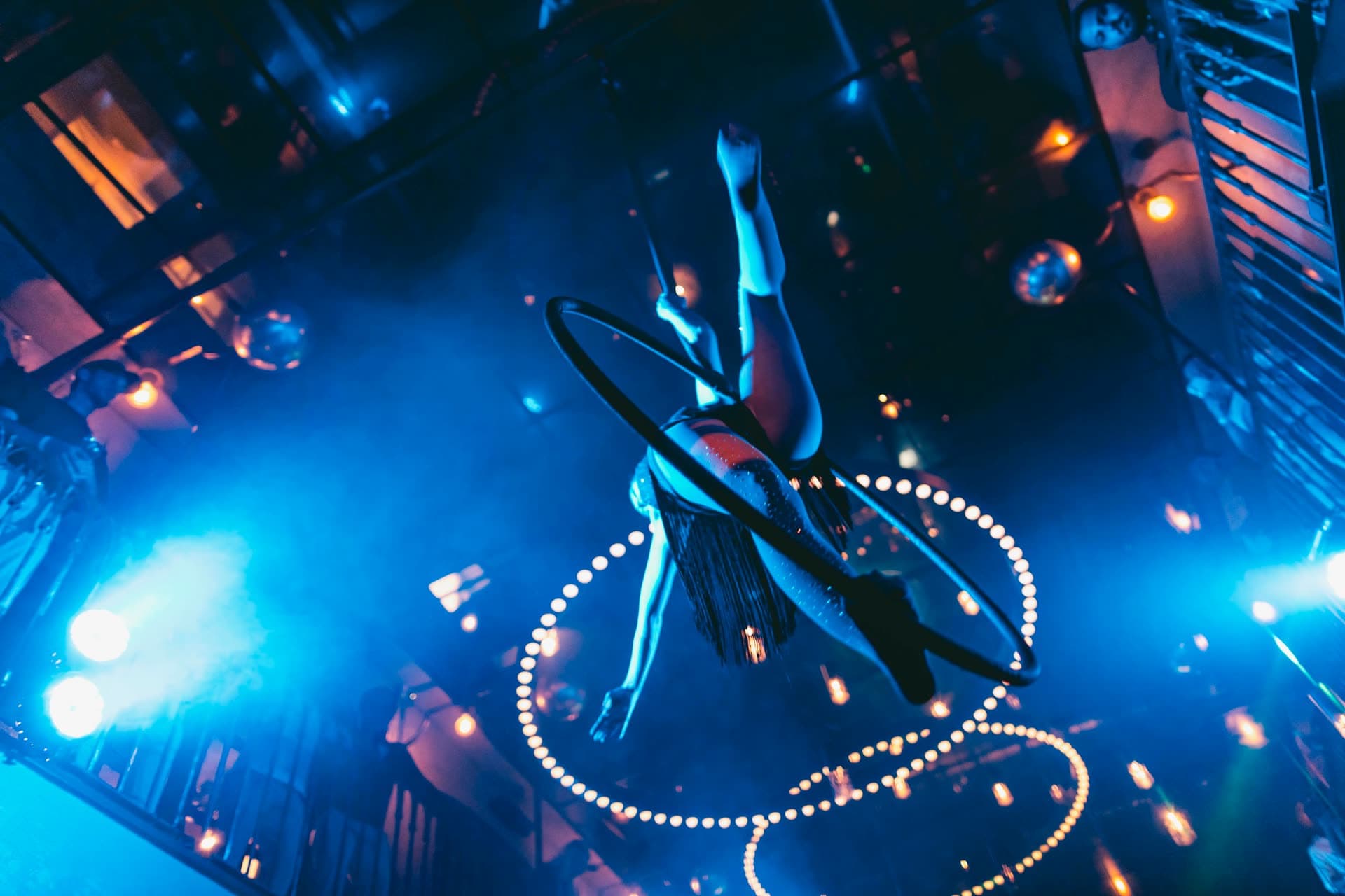Aerial hoop nad klubovým parketem – Kruh. Acro Show, Kristina Holánková, profesionální vzdušná akrobacie, Praha.