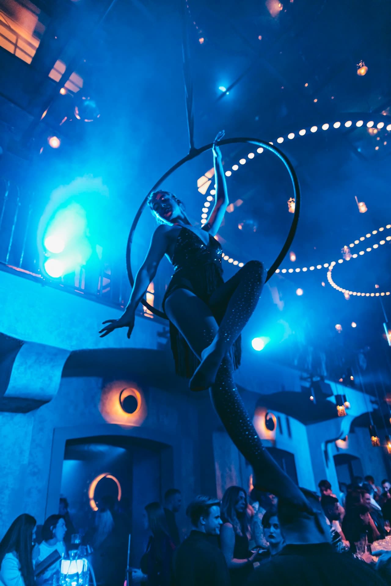 Aerial hoop – arabeska – Kruh. Acro Show, Kristina Holánková, profesionální vzdušná akrobacie, Praha.